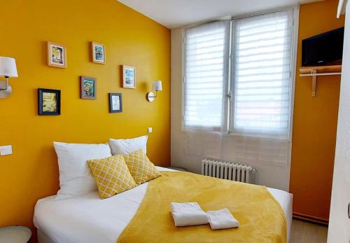 鲁瓦扬Hôtel La Croisette & Restaurant Bistrot Gantier的一间卧室配有一张大床和两条毛巾