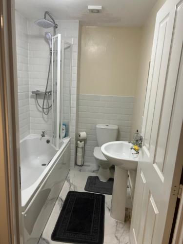 考文垂Soweway Coventry的白色的浴室设有卫生间和水槽。