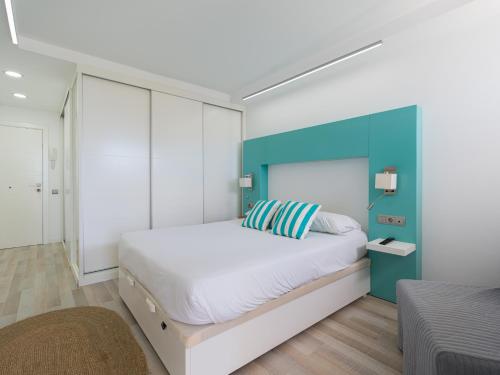 圣巴托洛梅Aguila Beach Ocean View By CanariasGetaway的一间卧室配有一张大床和蓝色床头板