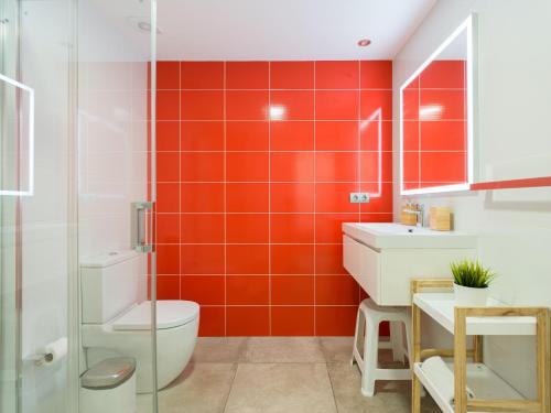 圣巴托洛梅Aguila Beach Ocean View By CanariasGetaway的浴室墙壁上铺有橙色瓷砖。