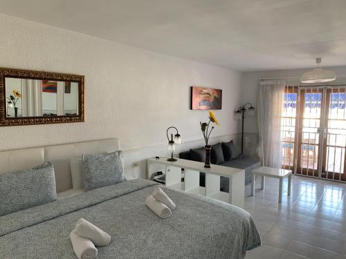 洛斯克里斯蒂亚诺斯Porto Royale的一间卧室配有两张床、一张桌子和一面镜子