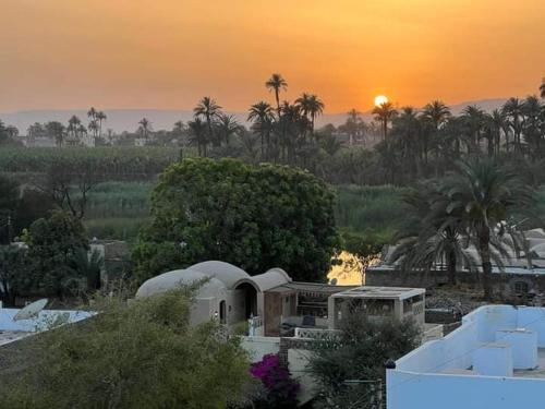 Jazīrat al ‘AwwāmīyahRose travel_trips的享有房子的景色,背景是日落