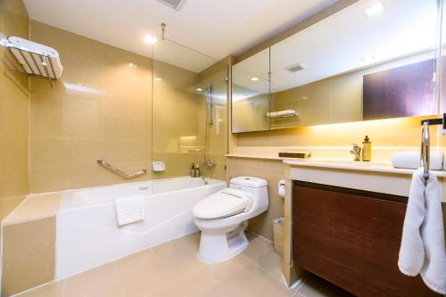 曼谷Lohas Residences Sukhumvit 2的带浴缸、卫生间和盥洗盆的浴室