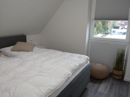 布特亚丁根Nordseehus-HYGGE的窗户客房内的一张白色床