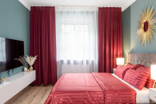 维也纳Designer Luxury Apartment near Prater的一间卧室配有红色的床、红色窗帘和窗户