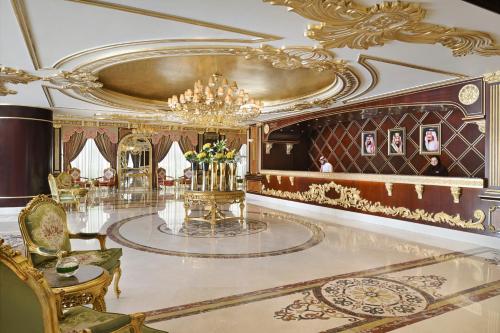 吉达星吉达莫闻比克城酒店的大房间设有吊灯和桌子