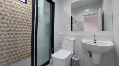 查汶Cozy Apartment Chaweng Center的一间带卫生间、水槽和镜子的浴室