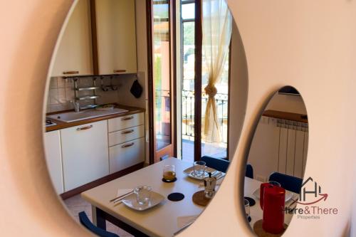 瓦拉泽[Varazze Center] Free Parking • WiFi • Disney+的一间带桌子的房间和一个带镜子的厨房