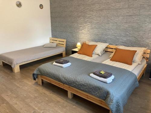 诺因基兴Wohnung in Haus的一间设有两张床铺和毛巾的房间