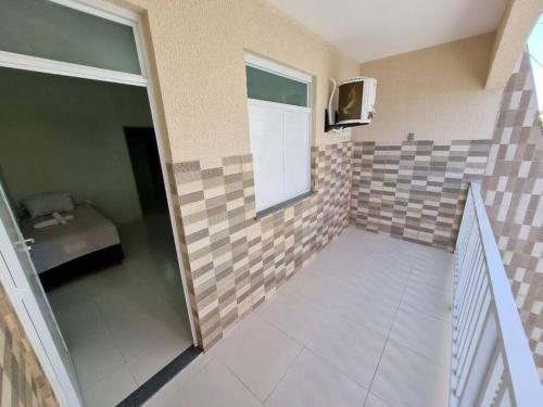 阿拉卡茹Casa 2/4 para temporada的墙上铺有瓷砖的小浴室