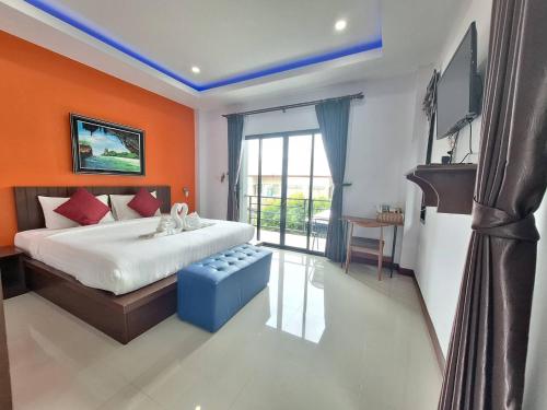 高兰兰达尊贵酒店的一间卧室设有橙色的墙壁、一张床和电视