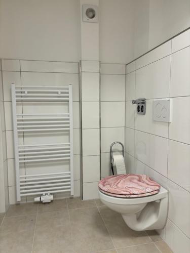 普福尔茨海姆Ferienwohnung Grimm的一间带卫生间和粉红色盖的浴室