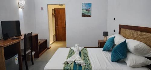 Rodrigues IslandLe Marin, Rodrigues Island的一间卧室配有带毛巾的床