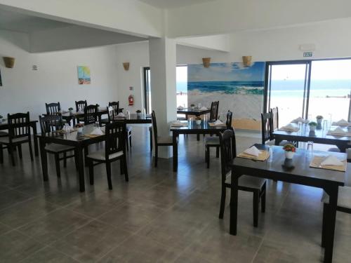 Rodrigues IslandLe Marin, Rodrigues Island的一间带桌椅的海景餐厅