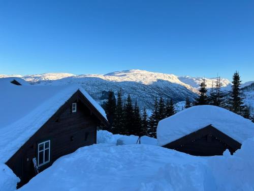 HåraHytto的一座雪谷仓,山地覆盖