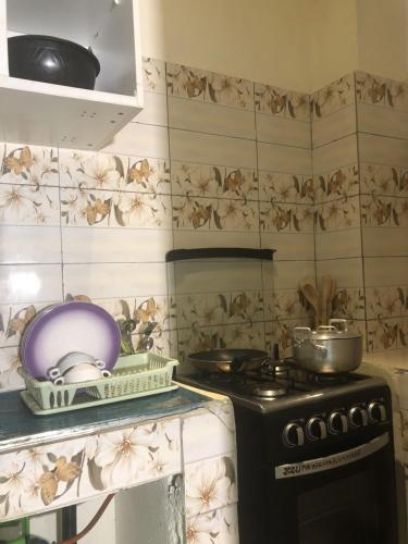 科托努Residence MaryHouse的厨房配有炉灶和盘子