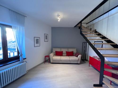 罗韦雷托La Zinevra的带沙发和楼梯的客厅