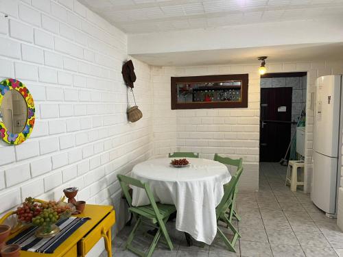 嘎林海斯港Hostel Porto Vip的一间厨房,内设一张桌子和绿色椅子