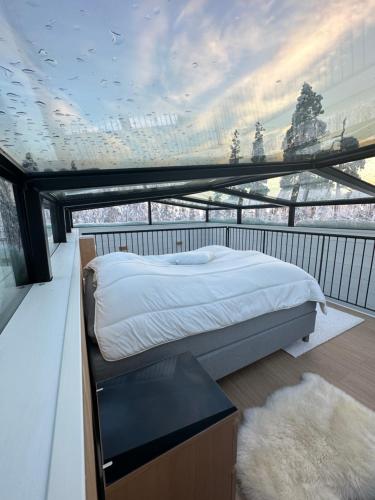 列维Levi Aurora Sky的阳台卧室(带一张床)