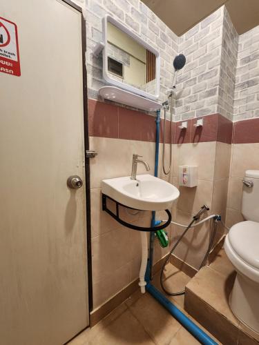 Ban Yang205Homely Private room in apartment Near BTS KU St的一间带水槽和卫生间的浴室