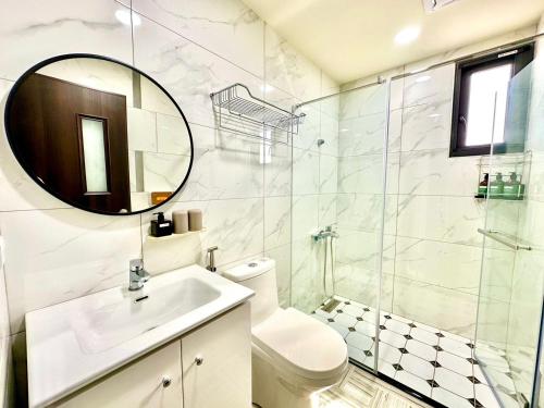 吉安睡飽飽民宿 Sleeping Well B&B 全新電梯民宿的一间带卫生间、水槽和镜子的浴室