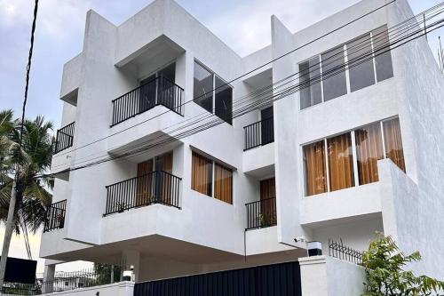 马哈拉贾马2 Bedroom Apartment - Aurora Residences Maharagama的白色的建筑,旁边设有阳台