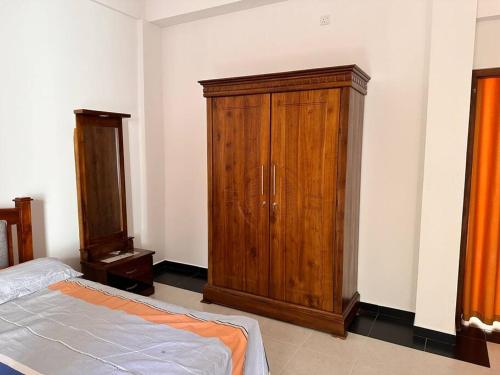 马哈拉贾马2 Bedroom Apartment - Aurora Residences Maharagama的一间卧室配有木制橱柜和一张床