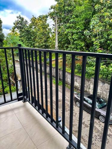 马哈拉贾马2 Bedroom Apartment - Aurora Residences Maharagama的阳台上的黑色栏杆与汽车