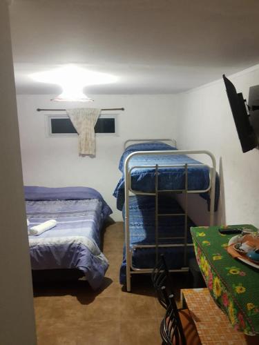 马拉圭dormi La familia的客房设有两张双层床和一盏灯。
