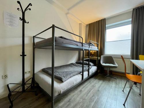 比勒费尔德WinWin im Westen的一间卧室配有两张双层床和一张书桌