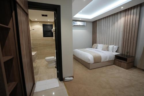 利雅德Awrad Royal 2的一间酒店客房 - 带一张床和一间浴室
