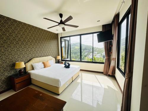 茶云莱海滩Scenery Sunrise的一间卧室设有一张床和一个大窗户