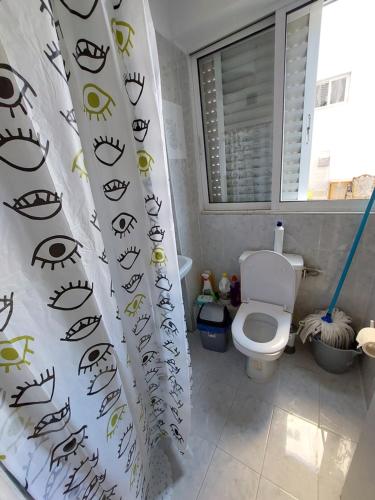 塞萨洛尼基Anastasia2 apartments的浴室设有卫生间和眼帘淋浴帘