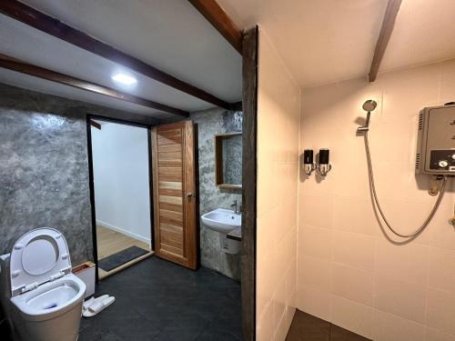 湄宏颂Jungle guest house的一间带卫生间和水槽的浴室