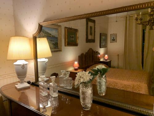 那不勒斯Domus Diocleziano的一间卧室配有一张床和一张带镜子的桌子