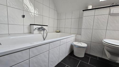 奥斯特西巴德钦诺维茨Usedom Suites Zinnowitz的白色的浴室设有浴缸和卫生间。