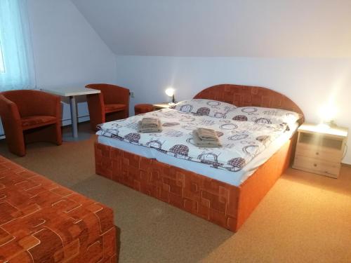 里托斯基挪威克Apartmány AQUAVILLA的卧室配有一张砖墙铺床
