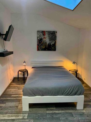 勒阿弗尔Maison avec terrasse au Havre的一间卧室,卧室内配有一张大床