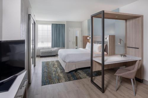 新士麦那海滩SpringHill Suites by Marriott New Smyrna Beach的酒店客房,配有床和电视