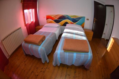 Casa Alice的一间卧室设有两张床和一张色彩缤纷的床。