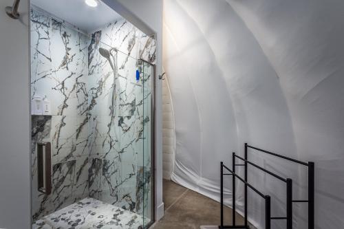 三河城Sequoia Studio Suites的楼梯旁的浴室设有步入式淋浴间