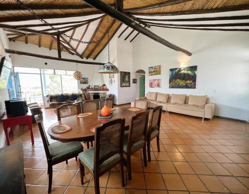 莱瓦镇Casa chalet Campestre 2km的用餐室以及带桌椅的起居室。