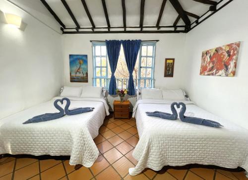 莱瓦镇Casa chalet Campestre 2km的配有2张床的宿舍间,配有天鹅