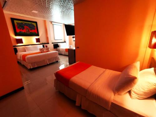 巴克里索莫雷诺港洛斯阿尔加鲁博斯旅舍的一间酒店客房,房间内设有两张床