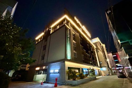 庆州Series hotel的一座晚上有灯的建筑