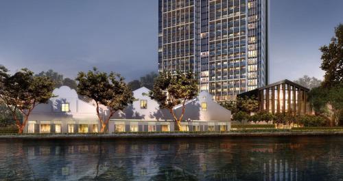 新加坡Fraser Residence River Promenade, Singapore的一座高楼旁边的建筑物的 ⁇ 染