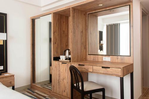 安卡拉Shelter Inn Hotel & Spa的一间卧室配有木桌和镜子