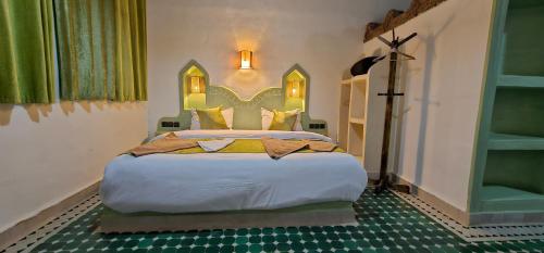梅尔祖卡Traditional Riad Merzouga Dunes的一间卧室,卧室内配有一张大床