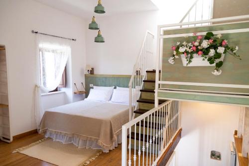 维科德尔加尔加诺Il Pieddo的卧室配有一张墙上鲜花的床