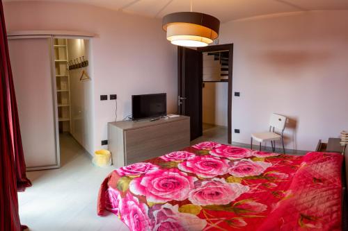 Vezzi PortioSuite con vista的一间卧室,床上有粉红色的鲜花